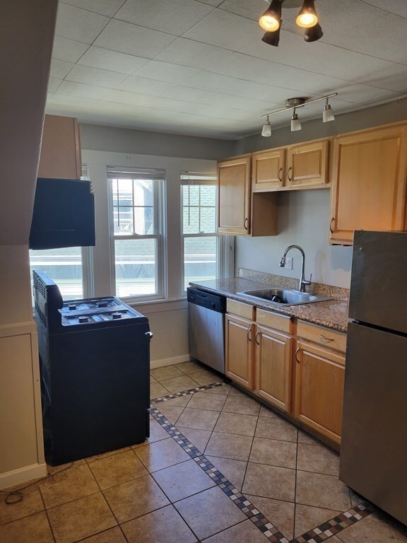 22 Basset St unit 3, Lynn, MA 01902 - photo 2