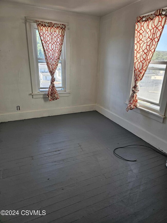 1242 W Walnut St, Coal Township, PA 17866 - photo 3