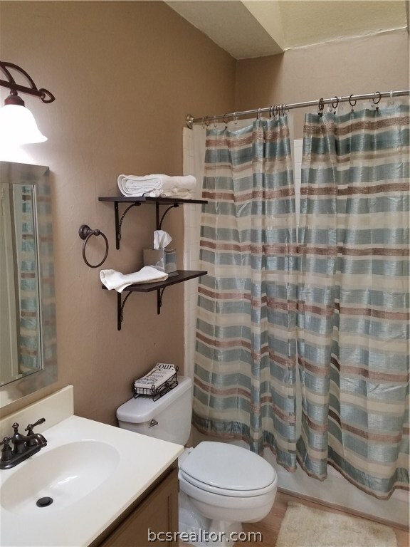 secondary bathroom, access from hallway & 3rd bedr