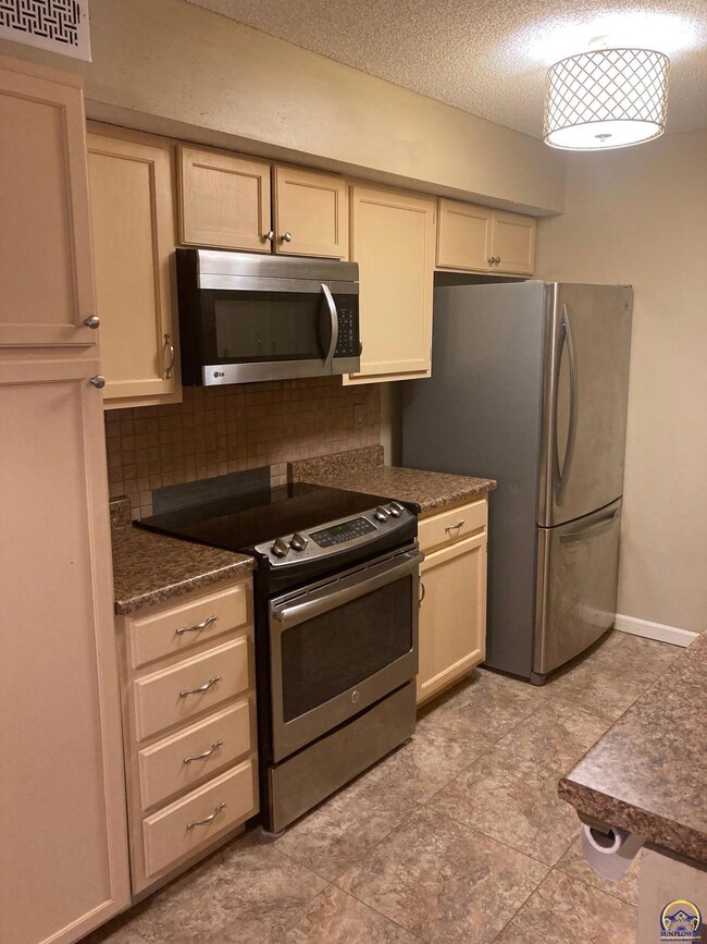 5641 SW Foxcroft Cir S unit 101, Topeka, KS 66614 - photo 6