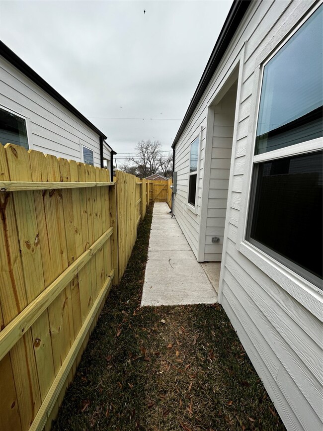 8424 Wileyvale Rd unit A, Houston, TX 77016 - photo 3