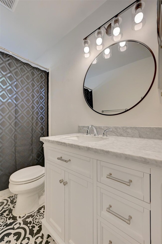 Second bathroom 
With tub shower