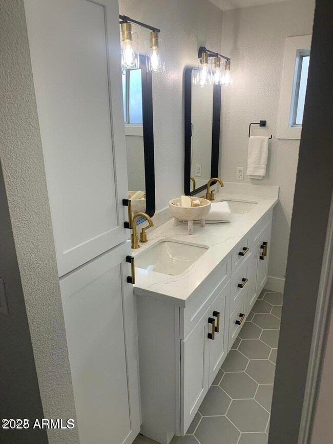 MASTER BETHROOM