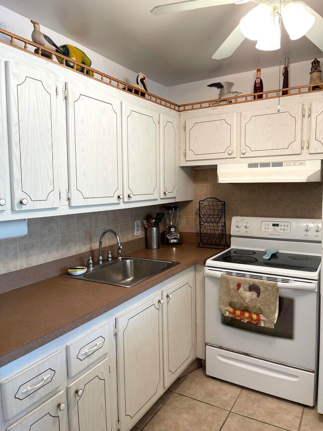 304 Camden M unit 304, West Palm Beach, FL 33417 - photo 3