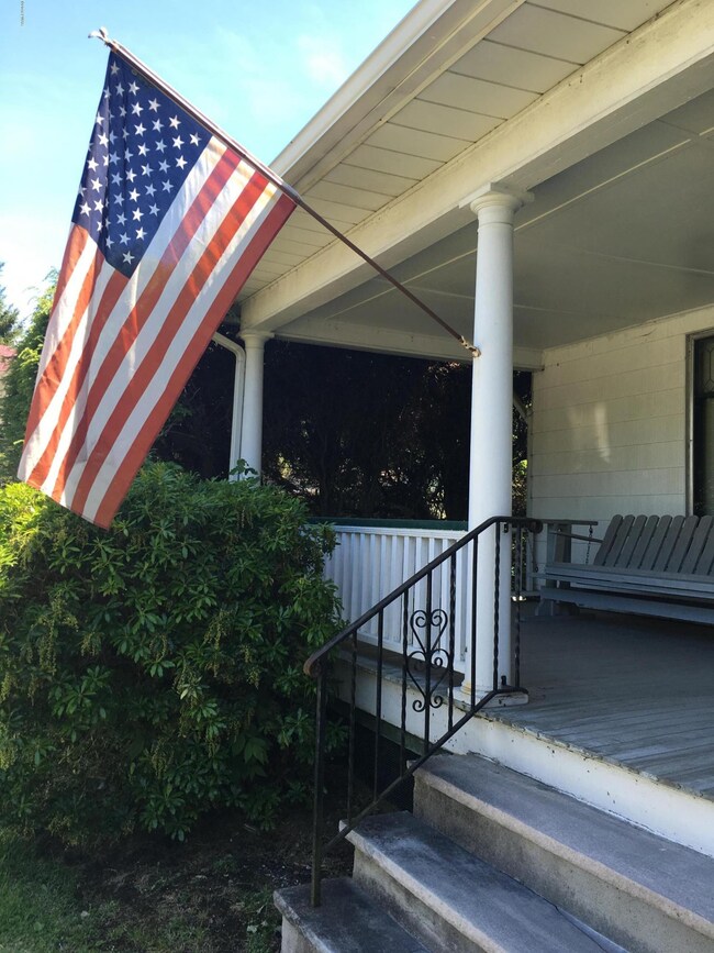 402 W Harford St, Milford, PA 18337 - photo 4