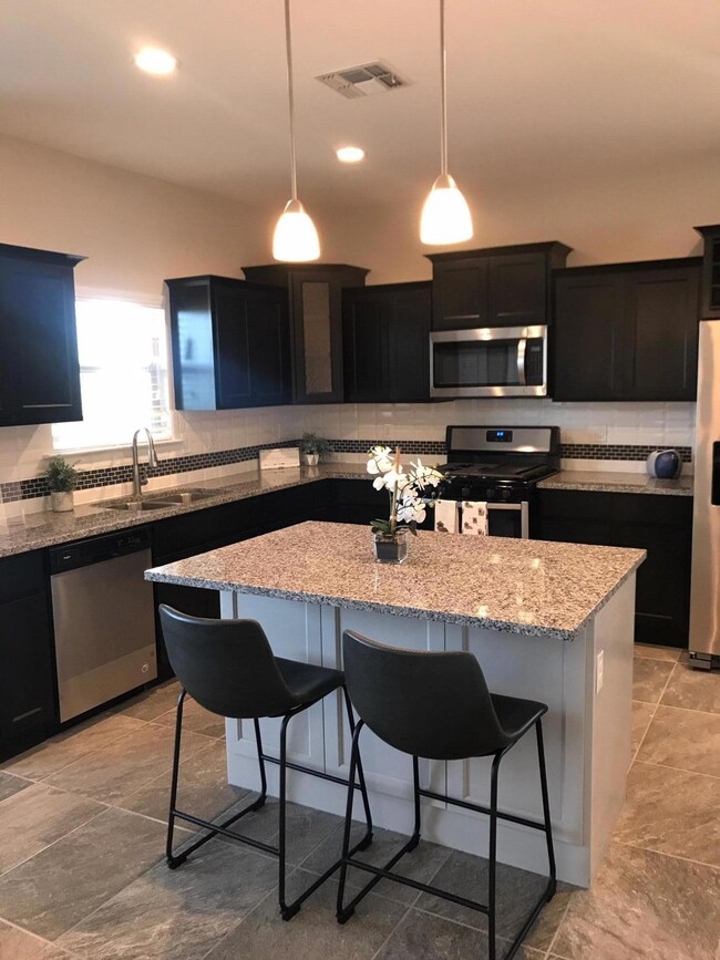 13801 Lago Vista Ave, Horizon City, TX 79928 - photo 4