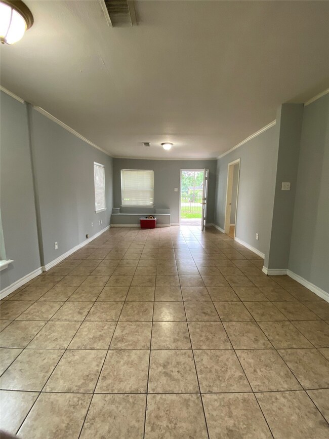 744 W Rittenhouse Rd, Houston, TX 77091 - photo 4