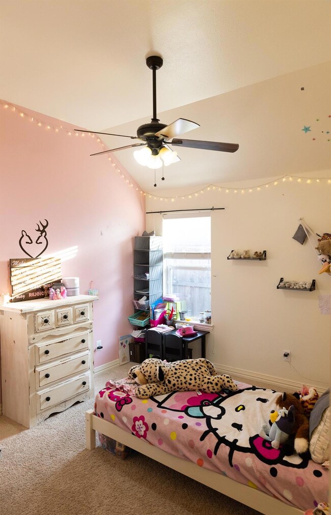 Large Guest Bedroom w/Vaulted Ceilings