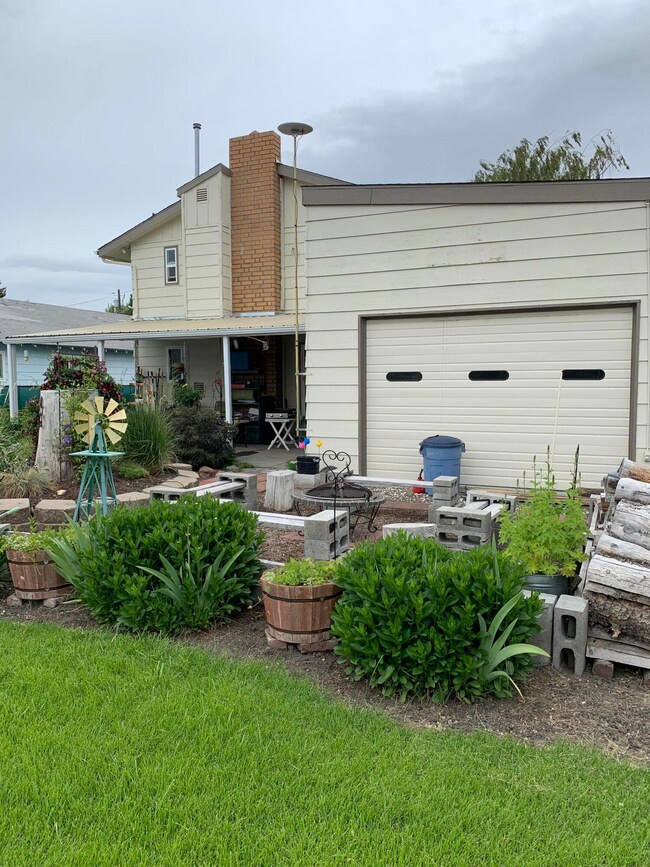 1242 Owens St, Klamath Falls, OR 97601 - photo 4