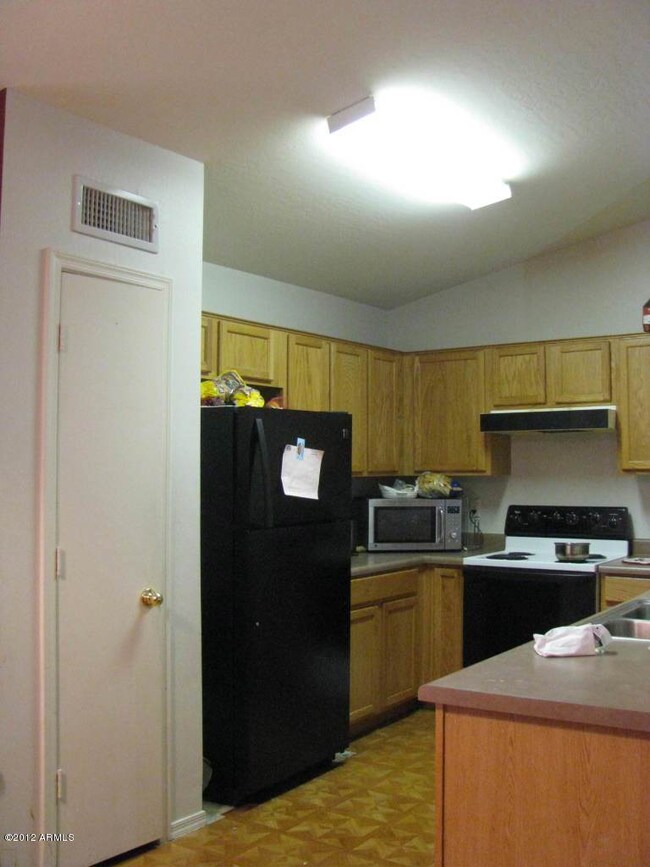 nice kitchen with breakfast bar & pantry