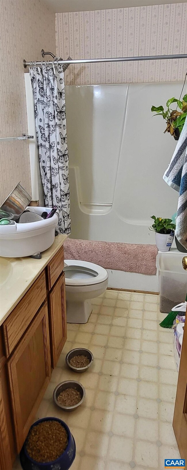 There are 2 ensuite bedrooms and 2 full baths upst