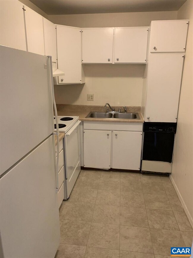 1215 Wertland St unit A33, Charlottesville, VA 22903 - photo 5