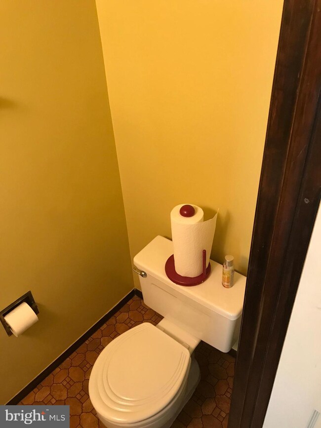 8173 Willowdale Ct, Springfield, VA 22153 - photo 4