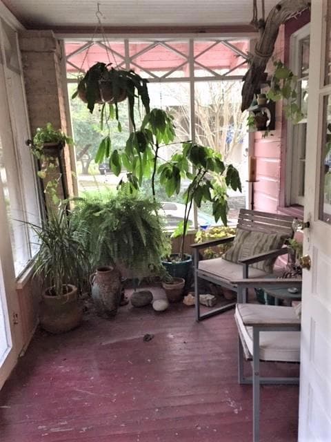 Front screened porch to enjoy,