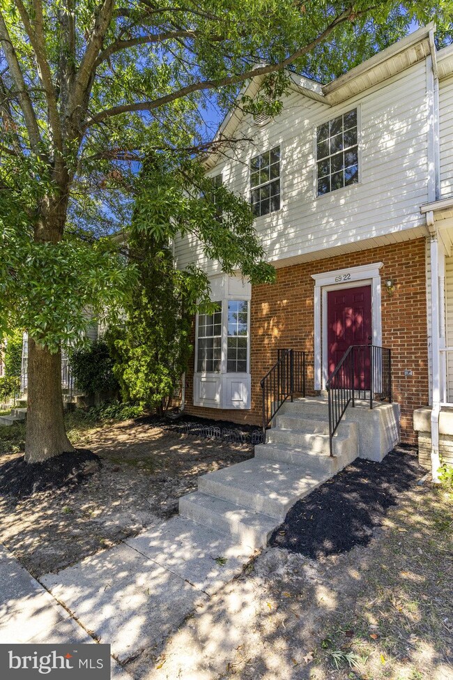 6922 Flag Harbor Dr, District Heights, MD 20747 - photo 2