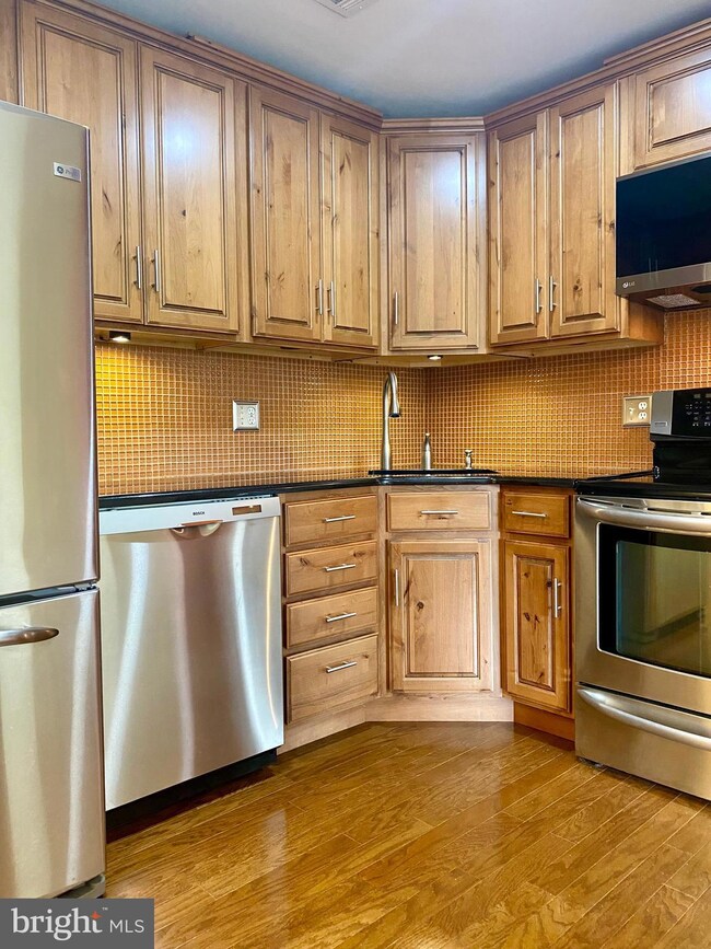 407 Lindsey Ct unit 407, Marlton, NJ 08053 - photo 2