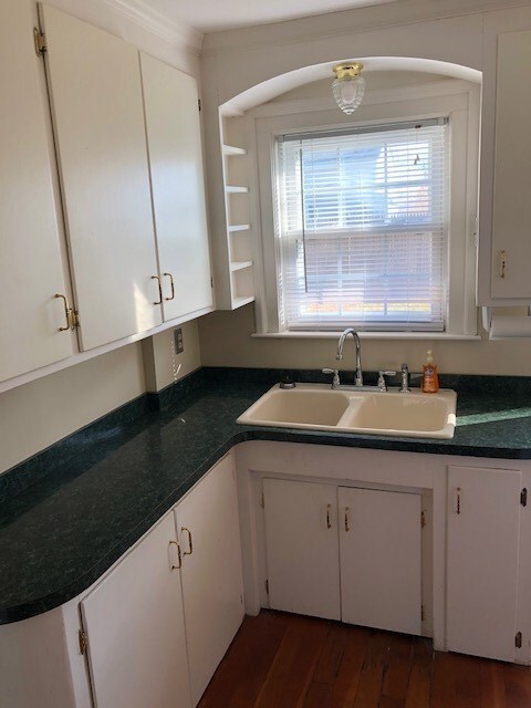 Kitchen w/arched window detail