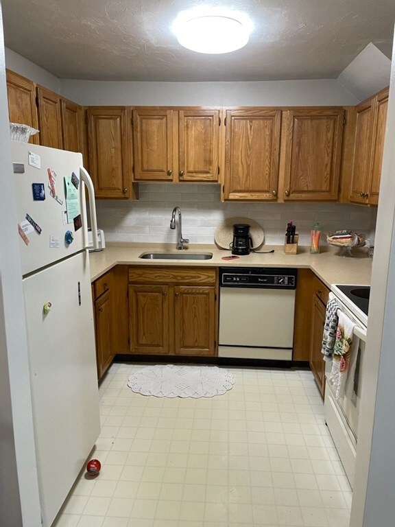 27 Hobart Ln, Rockland, MA 02370 - photo 5