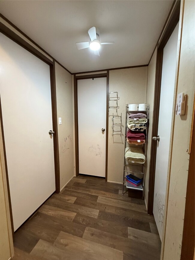 3rd bathroom between 2 of the bedrooms
