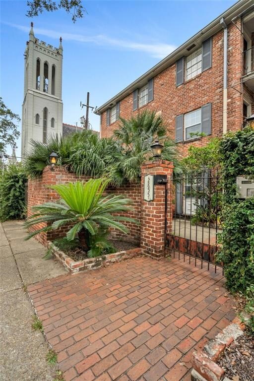 Sits right on St. Charles Ave, perfect for Mardi G