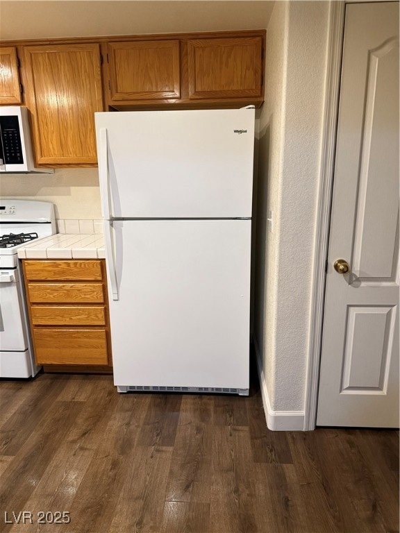 Kitchen with freestanding refrigerator, stove, dar