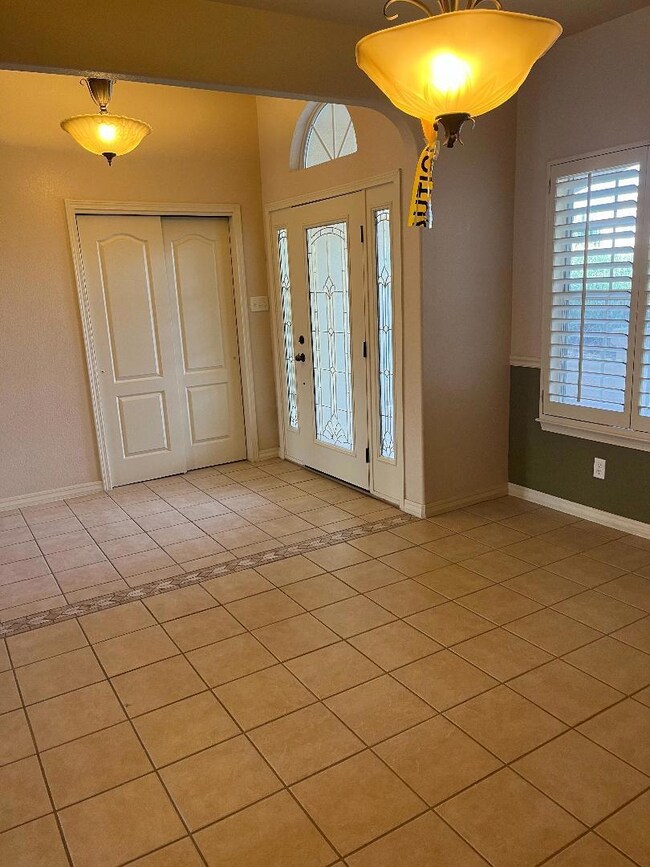 Dinning room & Entry