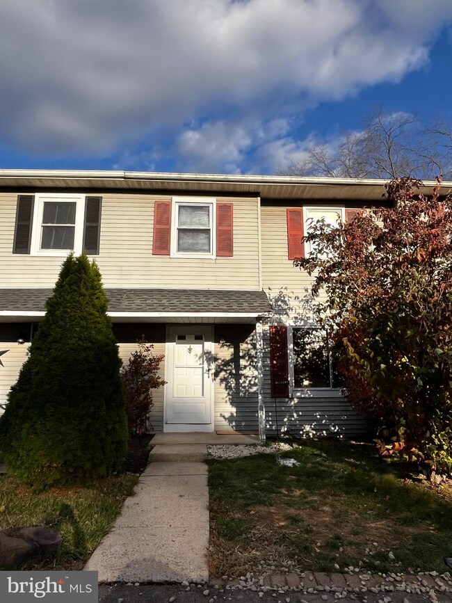 719 Hunters Run, Perkasie, PA 18944 - photo 2