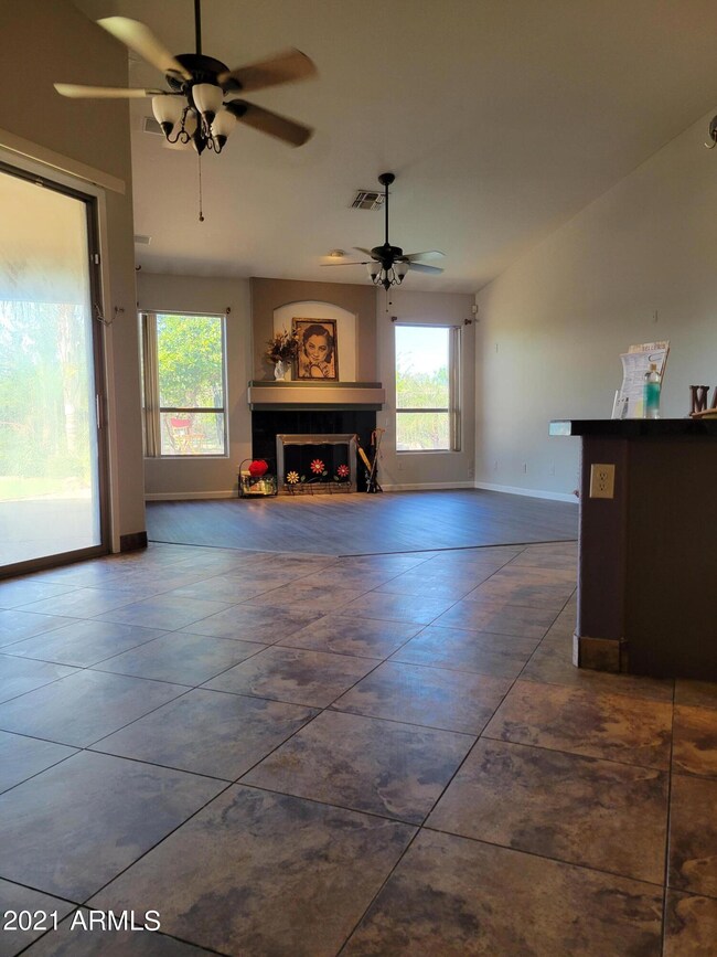 BREAKFAST NOOK OPENS TO FR