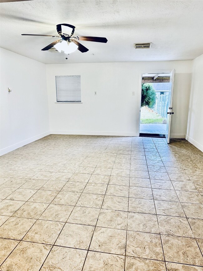 1818 Lone Oak Rd unit 1818, Houston, TX 77093 - photo 5