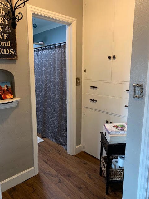 Hallway with Built-Ins<|><|>