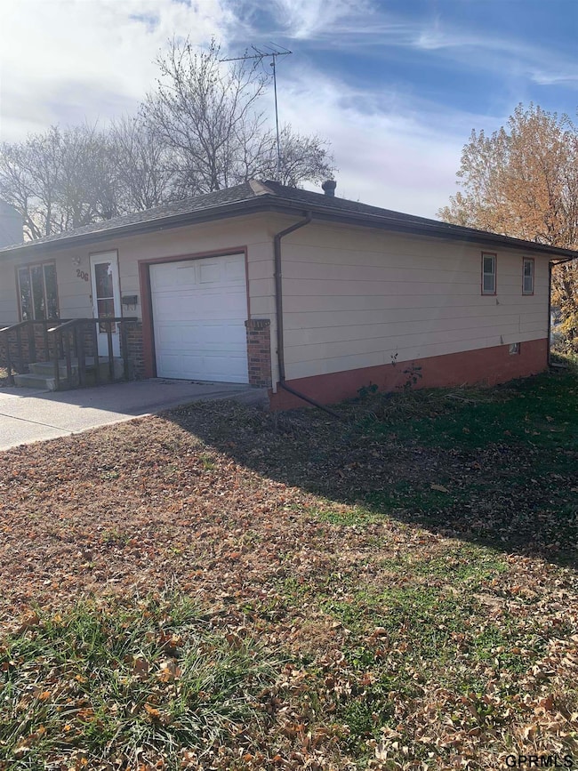 206 N Thomas Ave, Oakland, NE 68045 - photo 2