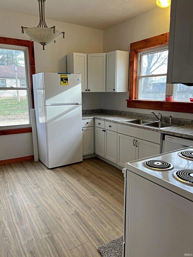 810 E Vincennes St, Linton, IN 47441 - photo 5