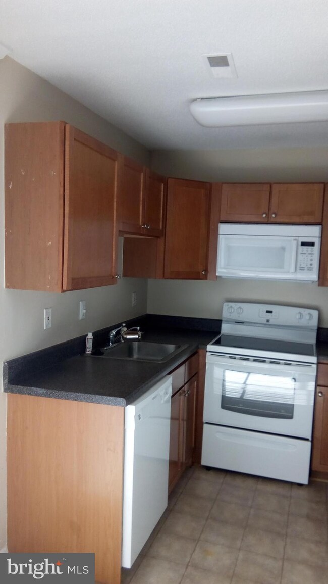 11412 Herefordshire Way, Germantown, MD 20876 - photo 6