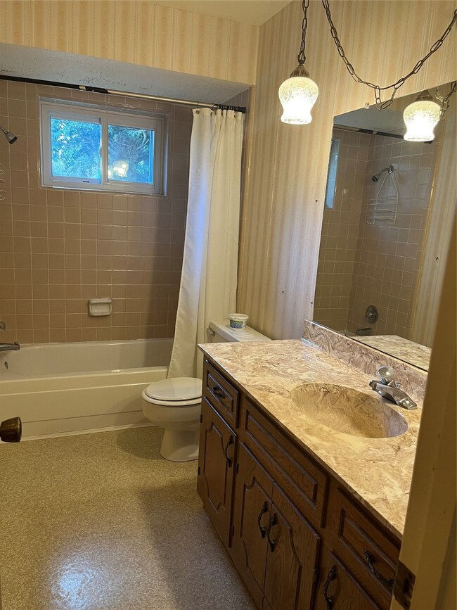 Large secondary bathroom.