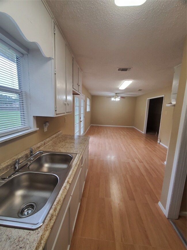 154 Winding Way S, Bay City, TX 77414 - photo 5