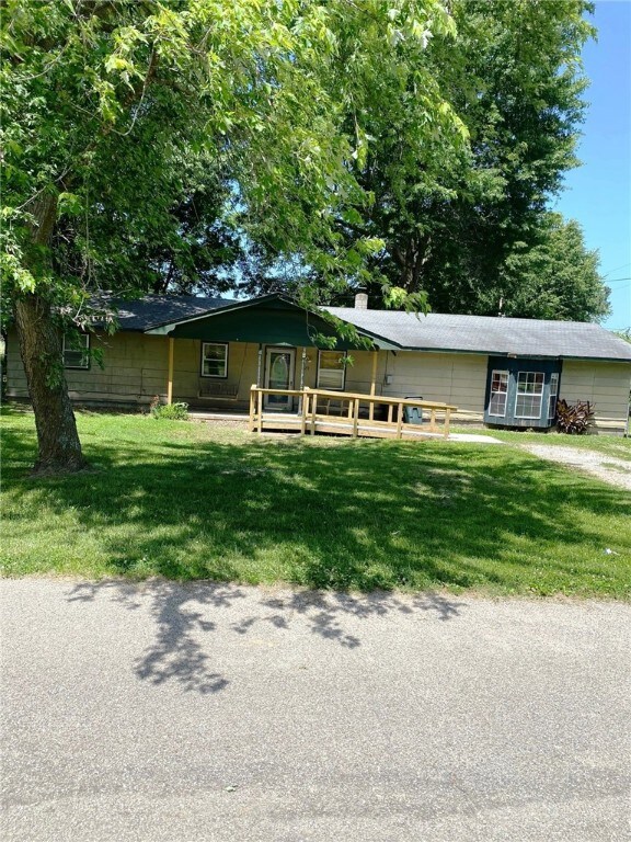 329 N Larmon, Colcord, OK 74338 - photo 2