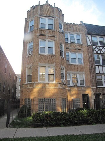 6318 N Mozart St, Chicago, IL 60659 - photo 2