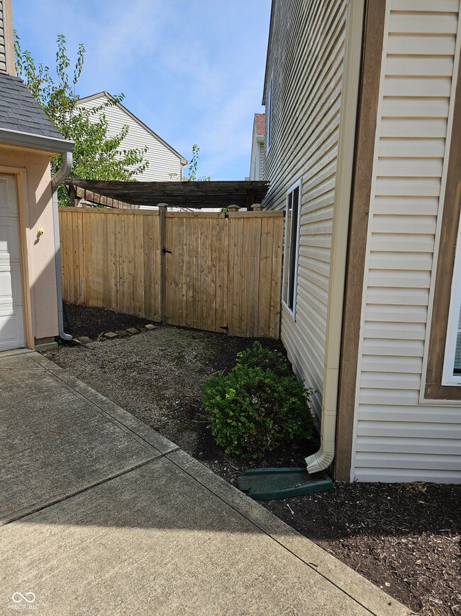 628 Cembra Dr, Greenwood, IN 46143 - photo 2