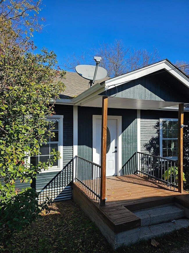 1501 E Scott St, Gainesville, TX 76240 - photo 2