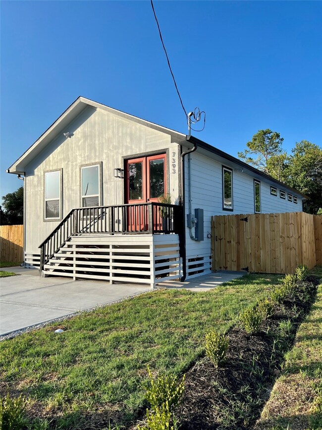 7393 Fairway Dr, Houston, TX 77087 - photo 2