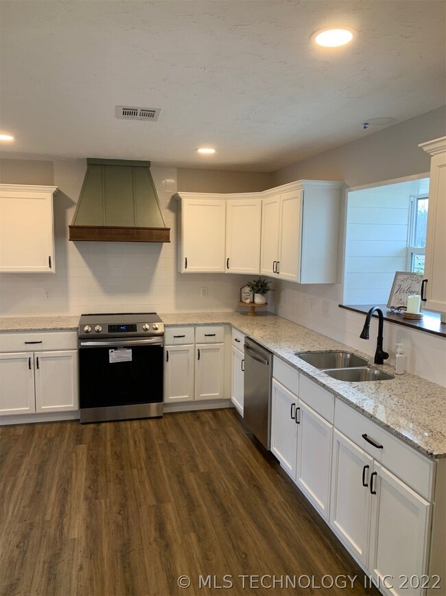 17033 S Creekwood Ct, Claremore, OK 74017 - photo 5