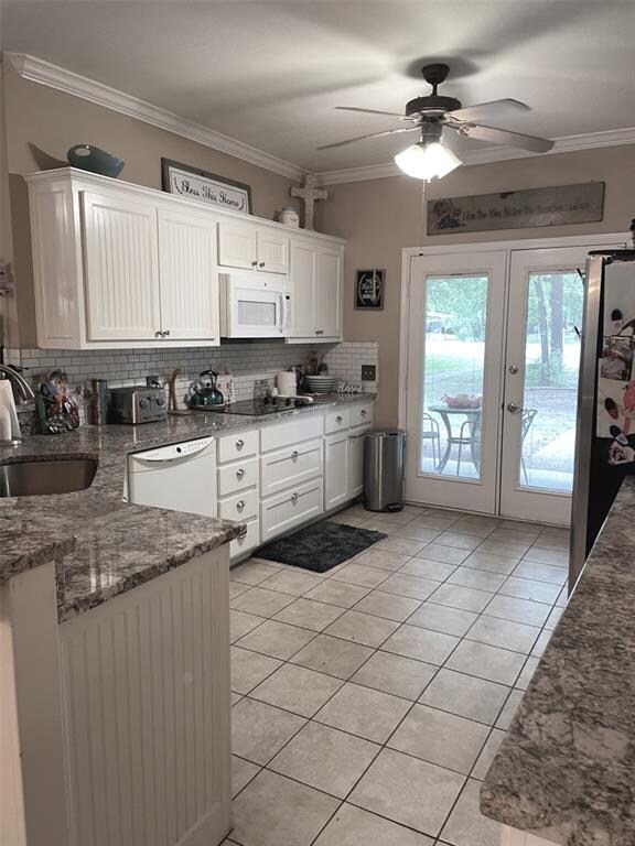 Spacious while kitchen with patio doors