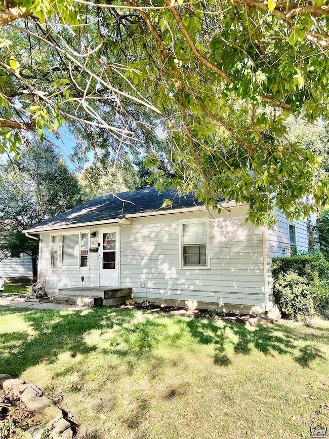 912 SW Frazier Ave, Topeka, KS 66606 - photo 2