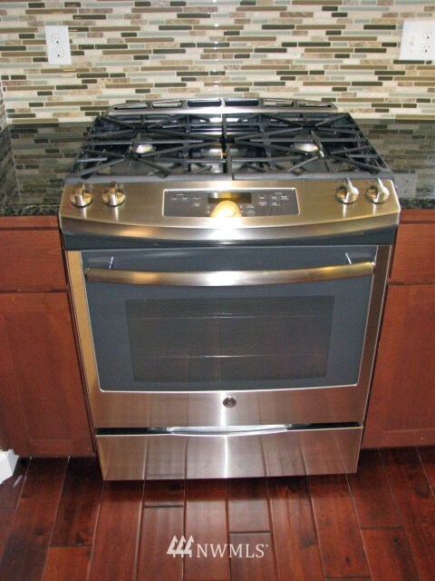 This beautiful gas range is just one of the extra touches that makes Harr Homes stand out above the rest.