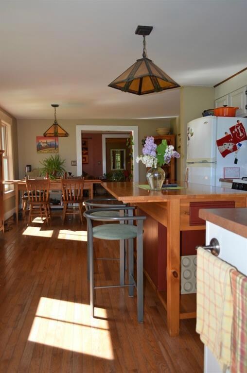 Looking into kitchen/dining area...