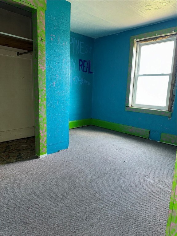 Bedroom/captive
