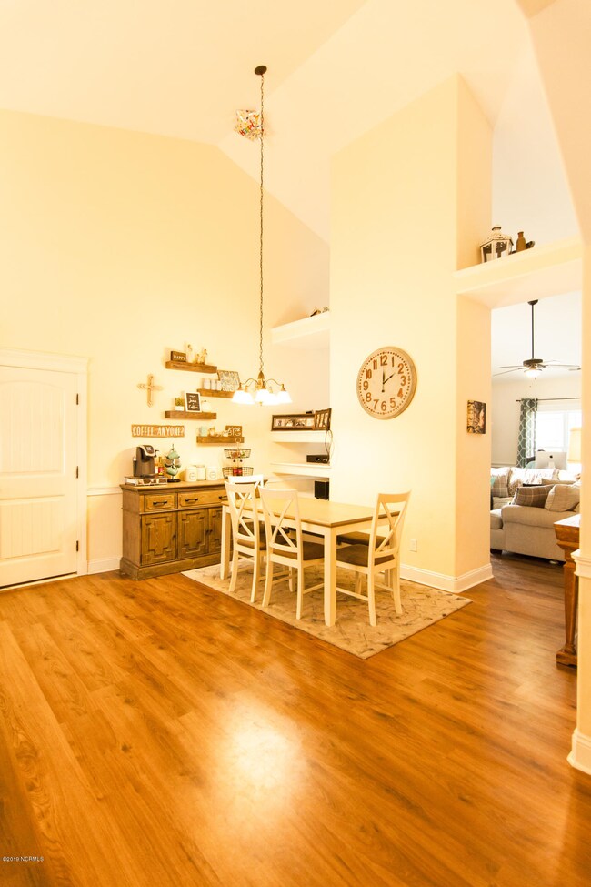 vaulted ceiling. dinning area