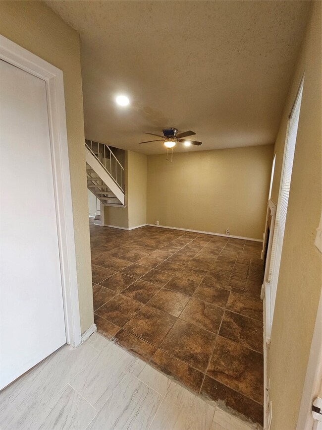 3303 W Greenridge Dr unit 7, Houston, TX 77057 - photo 3
