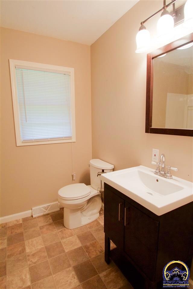 1819 SW 36th St, Topeka, KS 66611 - photo 5