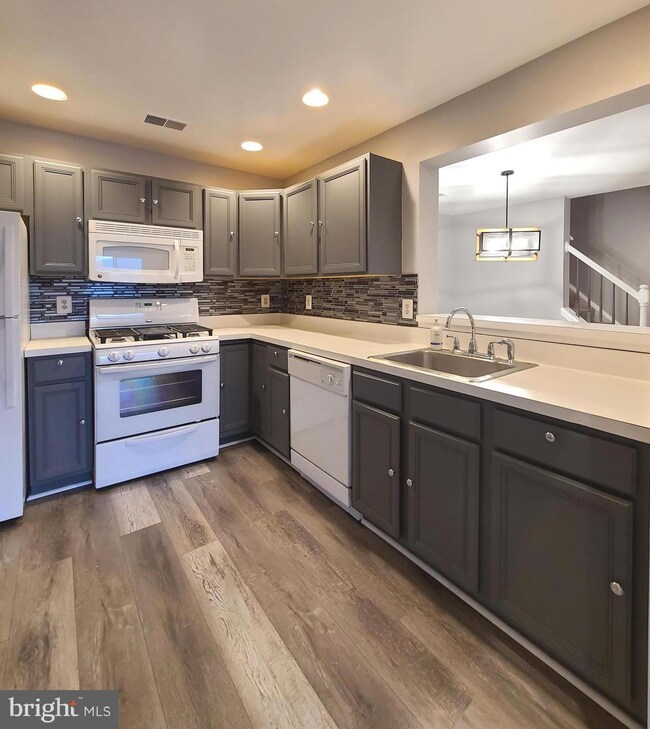 1037 Gardenview Loop unit 403, Woodbridge, VA 22191 - photo 7